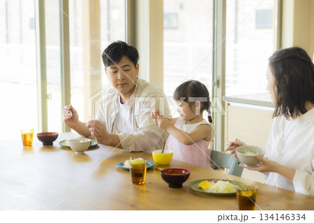 食卓の楽しそうな家族　 134146334