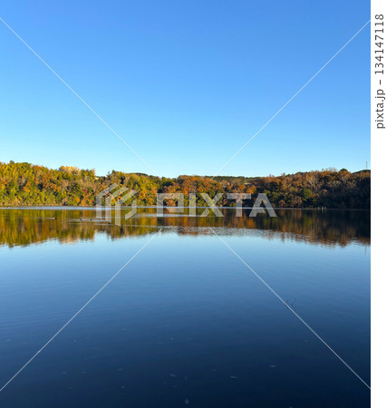 伊豆高原：紅葉が湖面に映る一碧湖 134147118