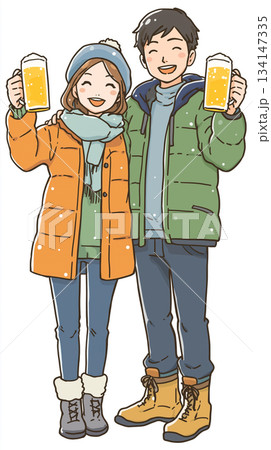 男女グループで乾杯するカジュアルな飲み会シーン｜ビール、ジョッキ、笑顔、パーティー、友人、職場、新年 134147335