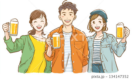 男女グループで乾杯するカジュアルな飲み会シーン｜ビール、ジョッキ、笑顔、パーティー、友人、職場、新年 134147352