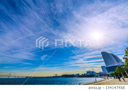 日本の横浜都市景観 師走。太陽光やハロ、師走の空を“走る”幾つもの飛行機雲などを望む。希望の光=横浜 日本の横浜都市景観 師走。太陽光やハロ、師走の空を“走る”幾つもの飛行機雲などを望む。希望の光=横浜 134147488