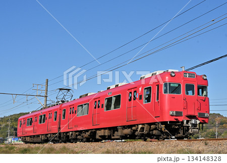 太陽を浴びて走る名鉄蒲郡線6000系電車 134148328