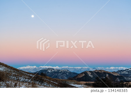 霧ケ峰高原車山湿原遊歩道から北アルプスビーナスベルトとモルゲンロート 霧ケ峰高原車山湿原遊歩道から北アルプスビーナスベルトとモルゲンロート 134148385