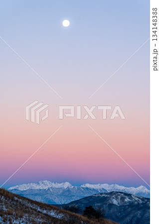 霧ケ峰高原車山湿原遊歩道から北アルプスビーナスベルトとモルゲンロート 134148388