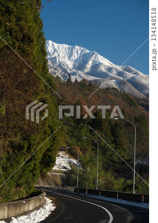 青空が広がる鳥取県の雪の伯耆大山 134148518