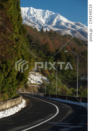 青空が広がる鳥取県の雪の伯耆大山 青空が広がる鳥取県の雪の伯耆大山 134148519