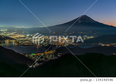 冬の新道峠から夕暮れ時の富士山 冬の新道峠から夕暮れ時の富士山 134148596