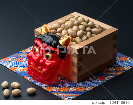 赤鬼のお面と節分の豆まきのイメージ 134148689