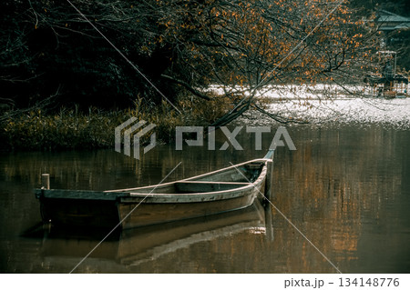 静かな川のボート 134148776