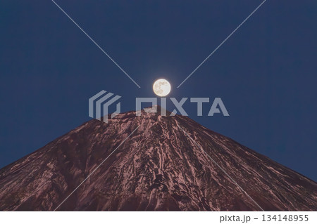 富士宮市から富士山剣ヶ峰に昇る12月のコールドムーン 富士宮市から富士山剣ヶ峰に昇る12月のコールドムーン 134148955