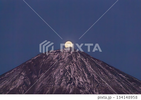富士宮市から富士山剣ヶ峰に昇る12月のコールドムーン 富士宮市から富士山剣ヶ峰に昇る12月のコールドムーン 134148958