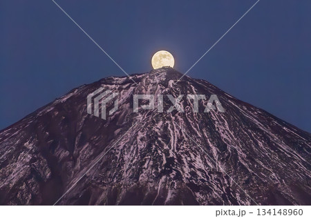 富士宮市から富士山剣ヶ峰に昇る12月のコールドムーン 富士宮市から富士山剣ヶ峰に昇る12月のコールドムーン 134148960