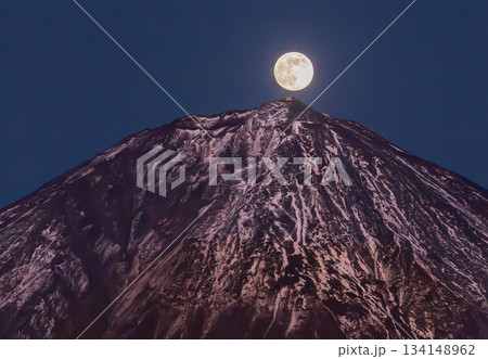 富士宮市から富士山剣ヶ峰に昇る12月のコールドムーン 134148962
