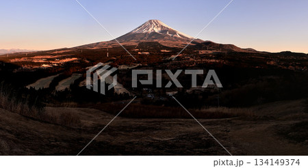 愛鷹山塊の越前岳の十里木高原展望台からのパノラマ写真 朝日を浴びる富士山 愛鷹山塊の越前岳の十里木高原展望台からのパノラマ写真 朝日を浴びる富士山 134149374
