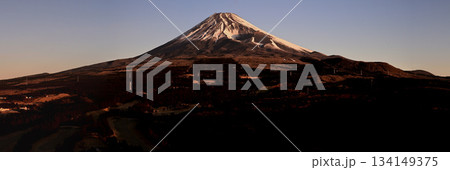 愛鷹山塊の越前岳の十里木高原展望台からのパノラマ写真 朝日を浴びる富士山 愛鷹山塊の越前岳の十里木高原展望台からのパノラマ写真 朝日を浴びる富士山 134149375