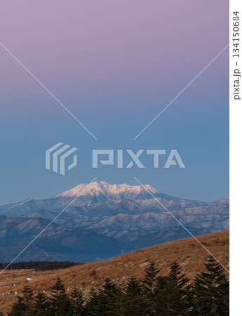 霧ヶ峰高原から夜明けの御嶽山を染めるビーナスベルトとモルゲンロート 134150684