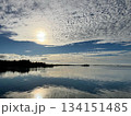 広がる雲と静かな水面に反射する光 134151485