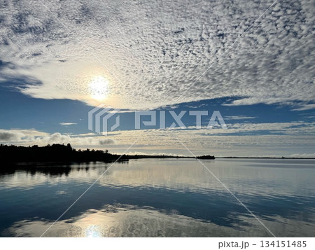 広がる雲と静かな水面に反射する光 134151485