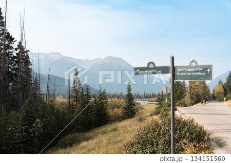 ヴァーミリオン湖への道標とバンフの山並み 134151560