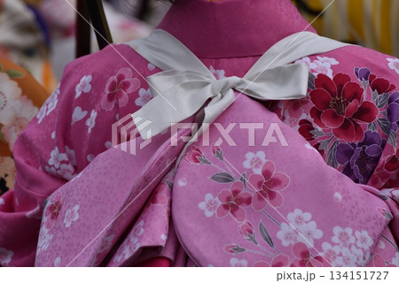 着物を着た通し矢を待つ女性　三十三間堂にて 134151727