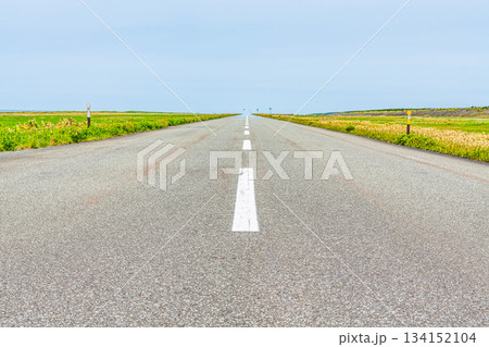 直線道路(イメージ)《前ボケ》 直線道路(イメージ)《前ボケ》 134152104