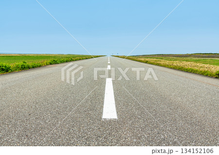 直線道路(イメージ)《前ボケ》 直線道路(イメージ)《前ボケ》 134152106