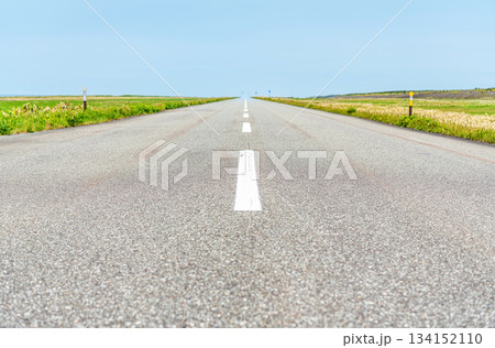 直線道路(イメージ)《前ボケ》 直線道路(イメージ)《前ボケ》 134152110