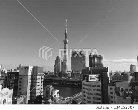 東京スカイツリーと隅田川を望む昼の風景。イラスト風の写真。 東京スカイツリーと隅田川を望む昼の風景。イラスト風の写真。 134152307