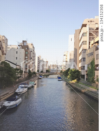 橋から眺める東京スカイツリーと水辺の風景。イラスト風の写真。 134152308