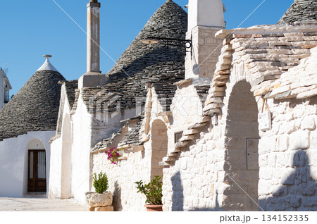 イタリア、アルベロベッロの街並み 134152335