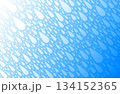 青白背景にナチュラル爽やかな滴るシャワーの雫テクスチャー 134152365
