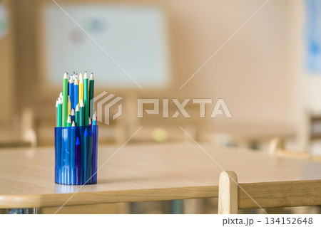 Wooden colorful drawing pencils arranged in plastic jug on light copy space background. 134152648