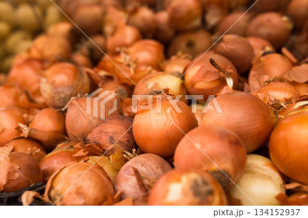 bulb onion in wicker baskets on market counter bulb onion in wicker baskets on market counter 134152937