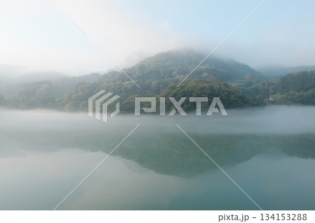 霧に包まれた湖と山の反射　早朝の静かな自然風景 134153288