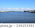 東京湾のパノラマ風景・青空と穏やかな海と工業地帯の倉庫群 134153391