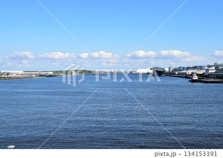 東京湾のパノラマ風景・青空と穏やかな海と工業地帯の倉庫群 134153391
