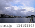 ノルウェー・ベルゲン港の曇り空と停泊する船・北欧の港町風景 134153392