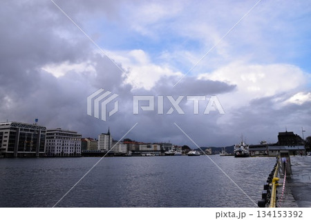 ノルウェー・ベルゲン港の曇り空と停泊する船・北欧の港町風景 134153392