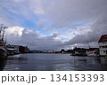 北欧ノルウェー・ベルゲン港の広大な風景と曇り空の海 134153393