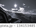 モノクロのアイスランド・車窓から見る広大な大地とドラマチックな空 134153485