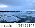アイスランド・ヨークルスアゥルロゥン氷河湖・青い氷山と曇り空の絶景 134153495