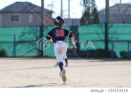 走る野球少年 走る野球少年 134153519