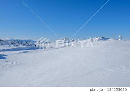 白銀の雪原が広がる冬の高原風景　青空に映える山並みの遠景 134153620