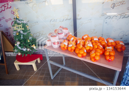 高速道路サービスエリア内で販売している新鮮な野菜や果物 高速道路サービスエリア内で販売している新鮮な野菜や果物 134153644