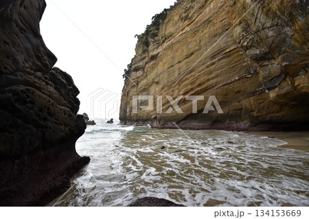 種子島・千座岩屋の海蝕洞・波に削られた迫力ある断崖と海 134153669