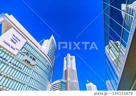日本の横浜都市景観12月10日。桜木町駅前から横浜ランドマークタワーなどを望む 134153879