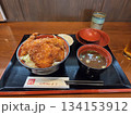 定食屋で食べた熱々カツ丼とお吸い物 134153912