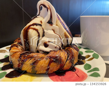 ソフトクリームのせデニッシュパン サクふわのパンにソフトクリーム ソフトクリームのせデニッシュパン サクふわのパンにソフトクリーム 134153926
