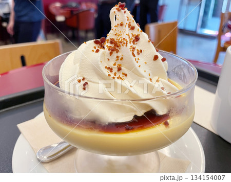 ソフトクリームのせプリン なめらかプリンにソフトクリームを盛りつけ ソフトクリームのせプリン なめらかプリンにソフトクリームを盛りつけ 134154007