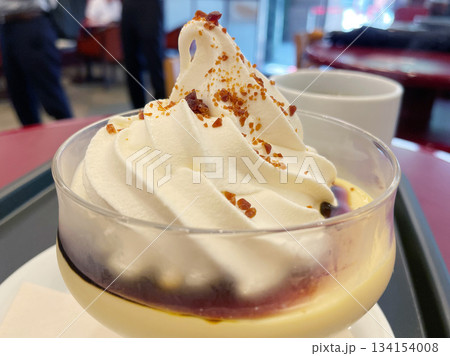 ソフトクリームのせプリン なめらかプリンにソフトクリームを盛りつけ ソフトクリームのせプリン なめらかプリンにソフトクリームを盛りつけ 134154008